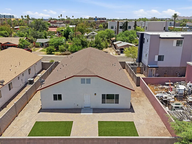 516 W Brown St — Photo 31