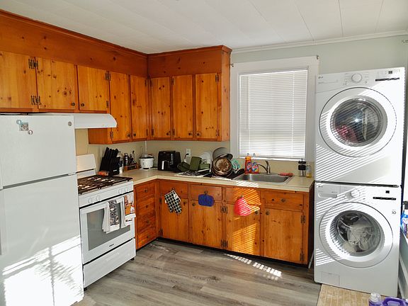 4th image of 9 Brewster St Floor 2