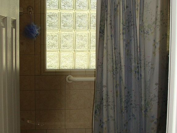 Whirlpool tub,glass block window,crown molding