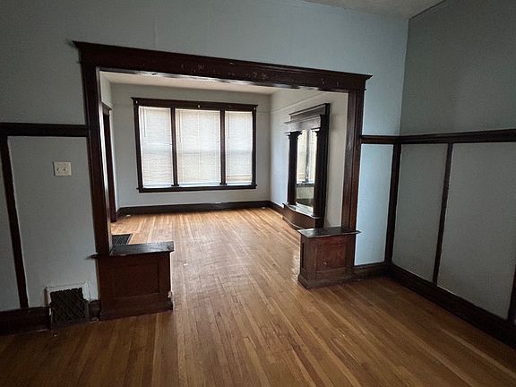 4th image of 7457-59 S Champlain Ave #2S