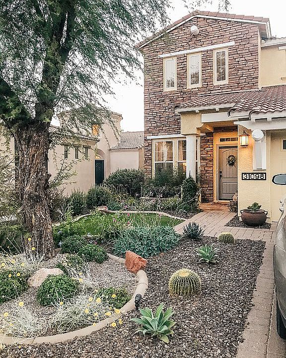Front w turf, plants, lights