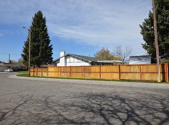 5th image of 1728 Camrose St
