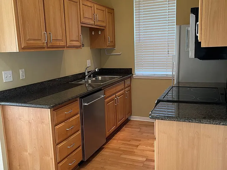 213 Lakeshore Ct — Photo 5