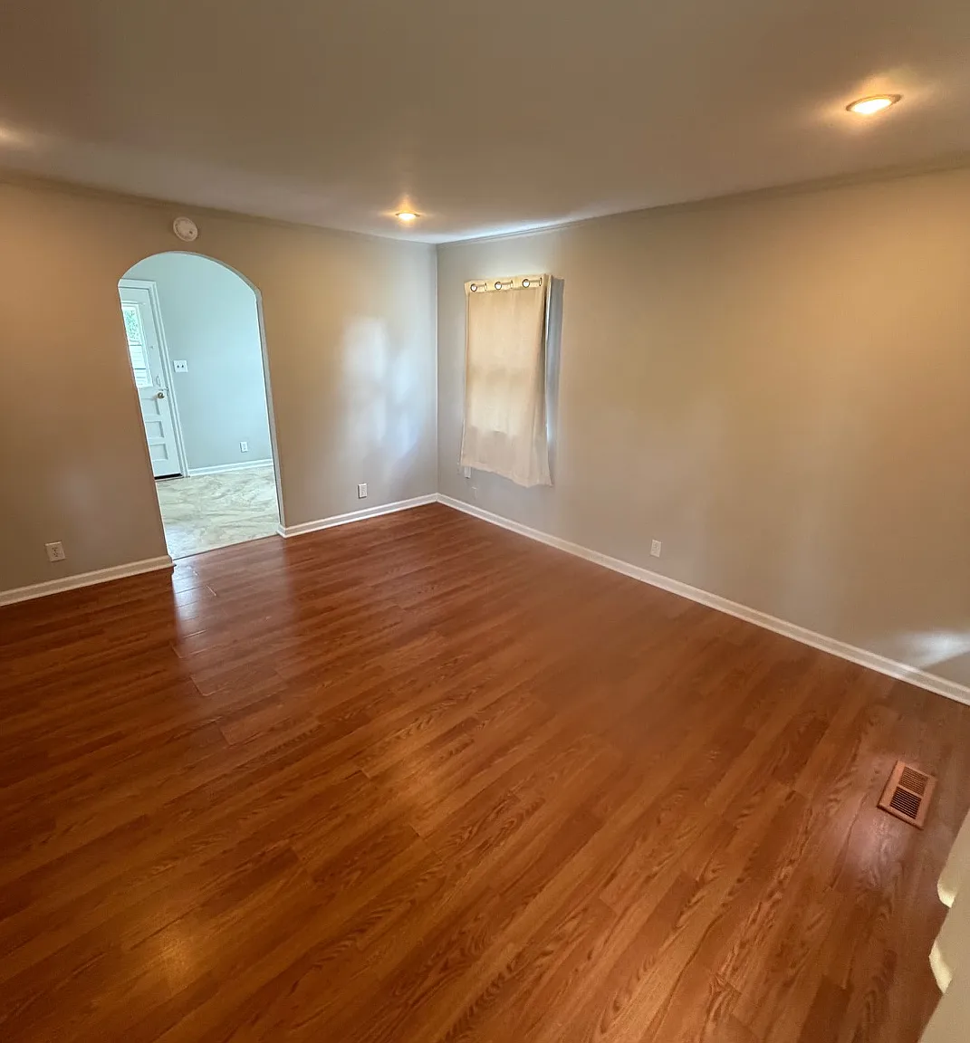 3 bed, 900 sqft, $995 — Photo 4