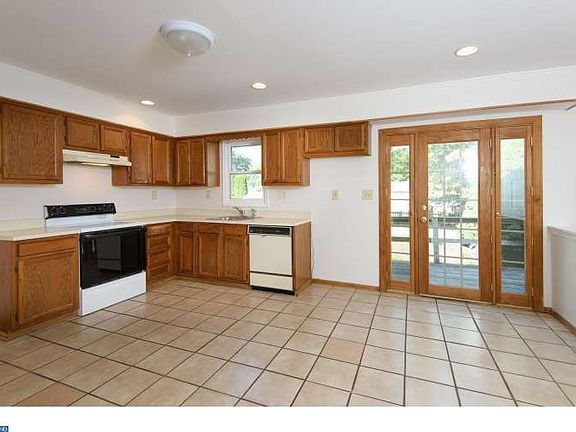4th image of 413 W 6th Ave