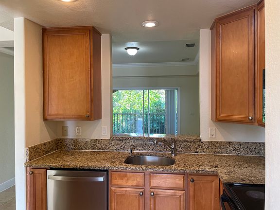 4th image of 327 SE 23rd Ave #28