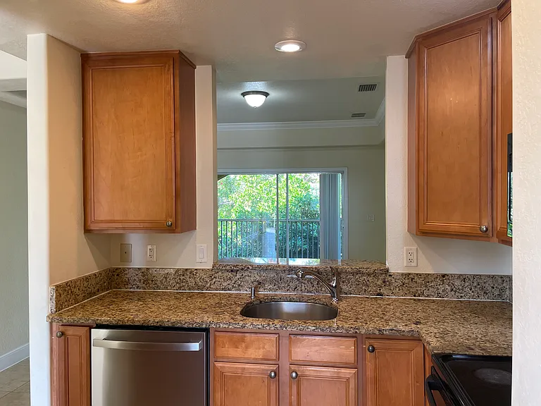 327 SE 23rd Ave #28 — Photo 4