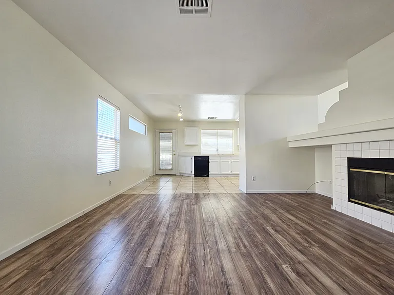 1900 Villa Vista Way — Photo 3