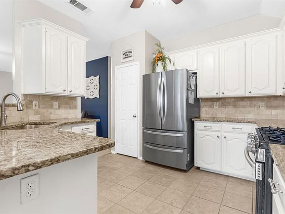 5th image of 10421 Castle Dr