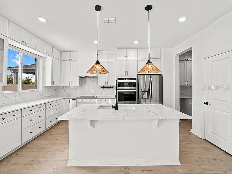 5 bed, 2.5 bath, 2575 sqft, $3,200 — Photo 3