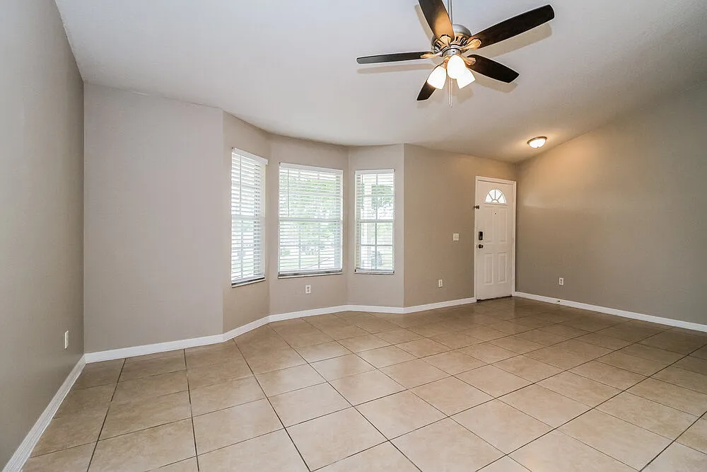 3 bed, 2.0 bath, 1288 sqft, $2,045 — Photo 3