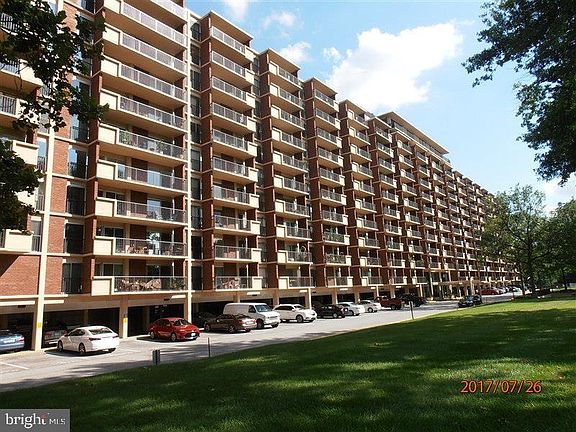 4th image of 1300 Army Navy Dr APT 408