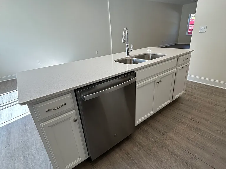 724 Sylvia St — Photo 10