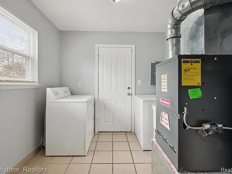 23583 Columbus Ave — Photo 16