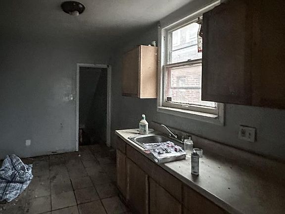 5th image of 16532 Birwood St