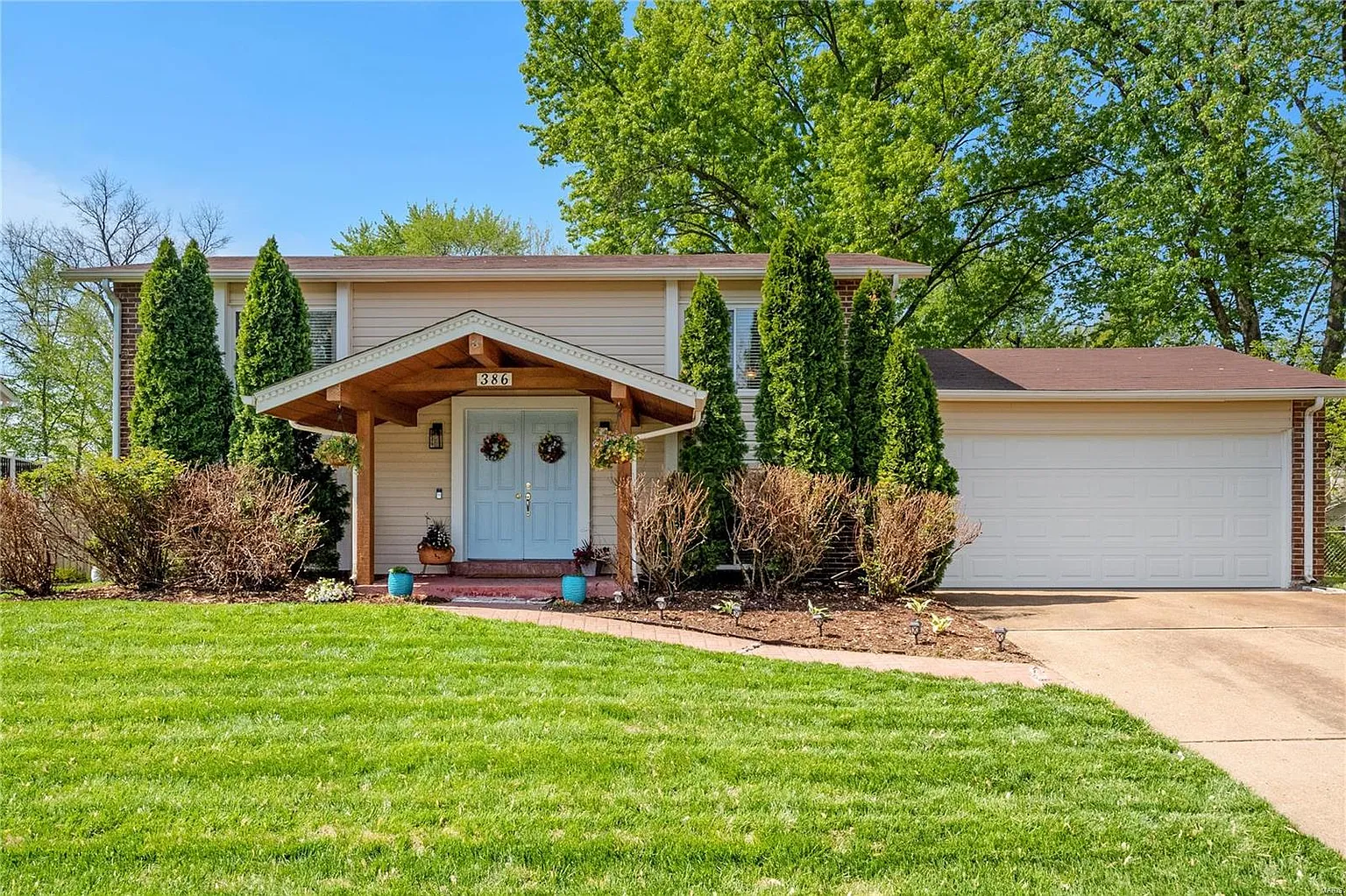 386 Sorrento Dr photo 1