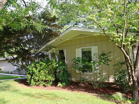 3rd image of 12008 Camelot Dr SE
