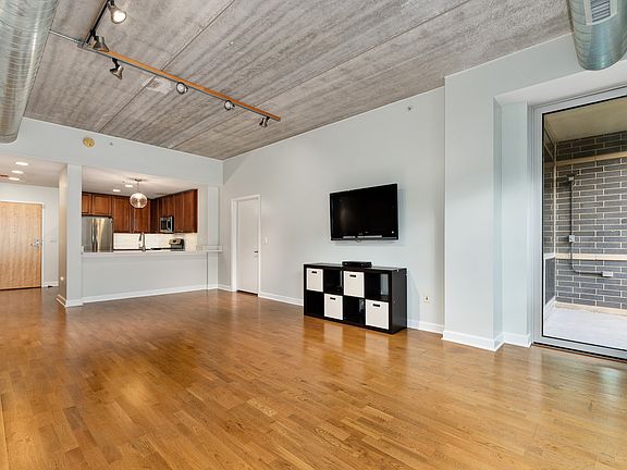 5th image of 845 N Kingsbury St #Gu31