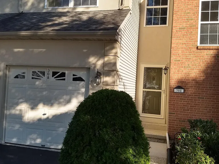 308 Hamilton Dr — Photo 1