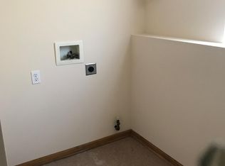2035 Hidden Valley Ct, Tonganoxie, KS 66086