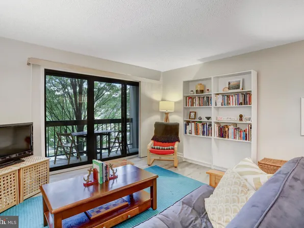 801 N Howard St APT 108, Alexandria, VA 22304