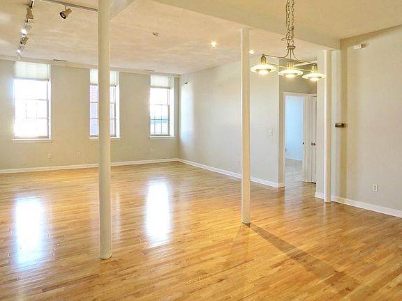 5th image of 19-23 Pleasant St Unit 303