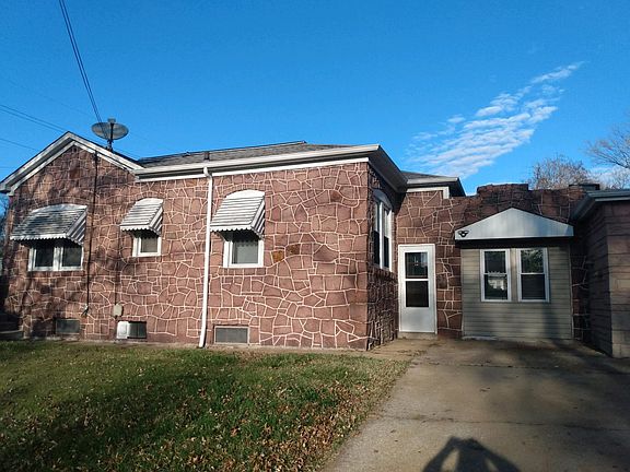 SIDE VIEW OF HOUSE. SIDEWALK TO FRON PORCH