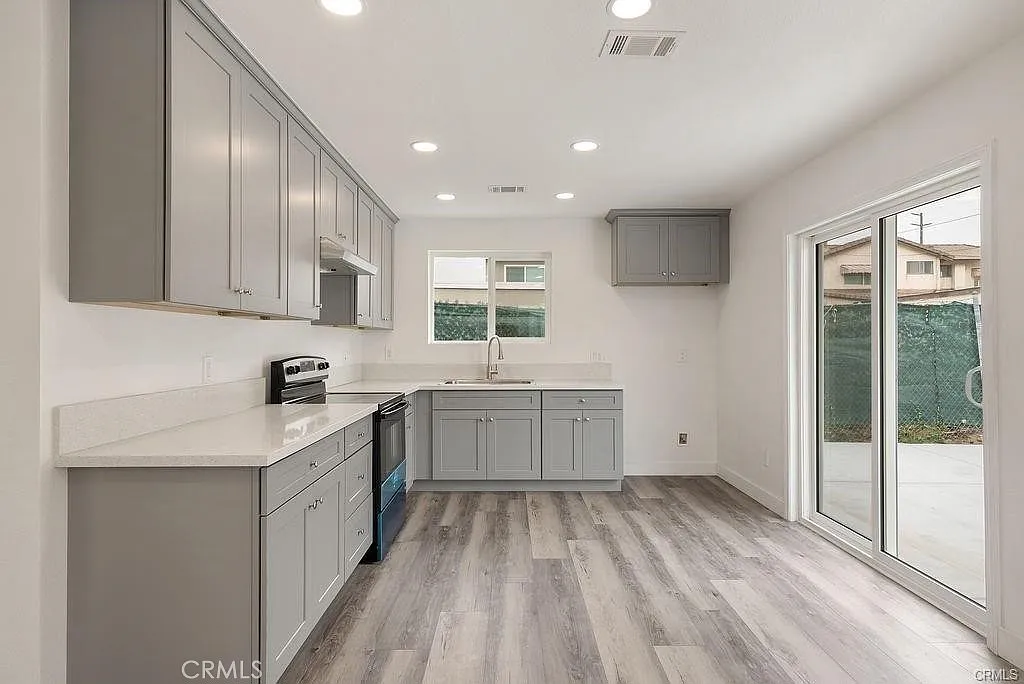 2 bed, 865 sqft, $2,700 — Photo 3