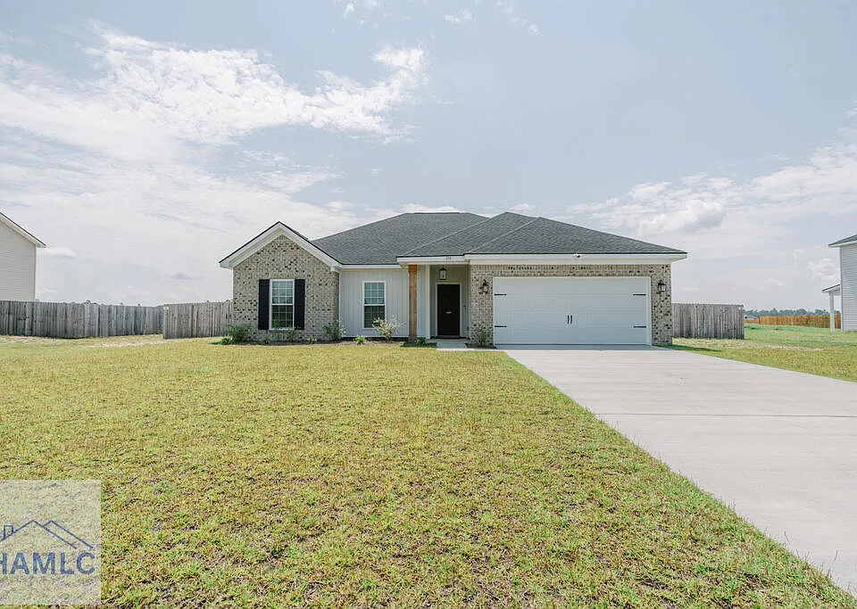 215 Deerfield Dr NE