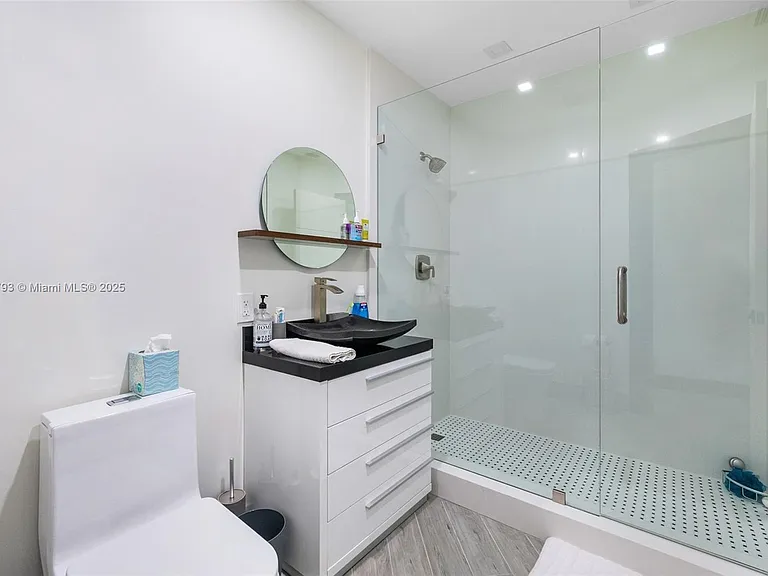 517 S Riverside Dr — Photo 5