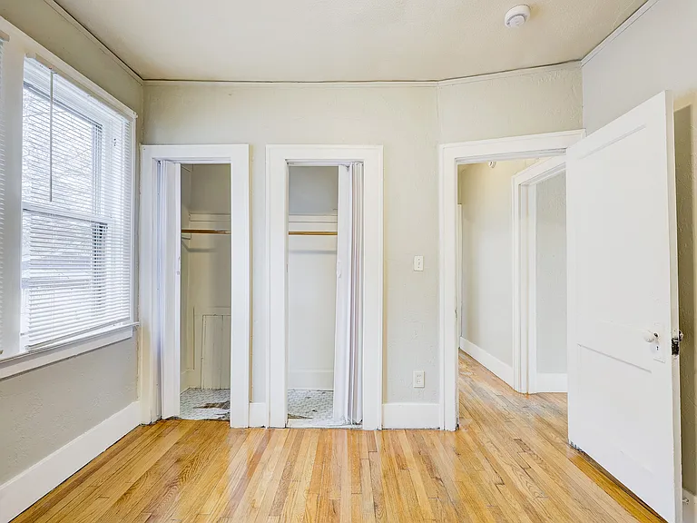 338 E Webster Ave — Photo 13