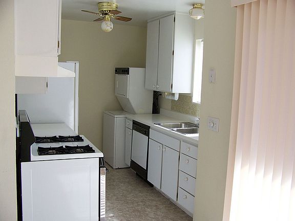 Kitchen w/appliances