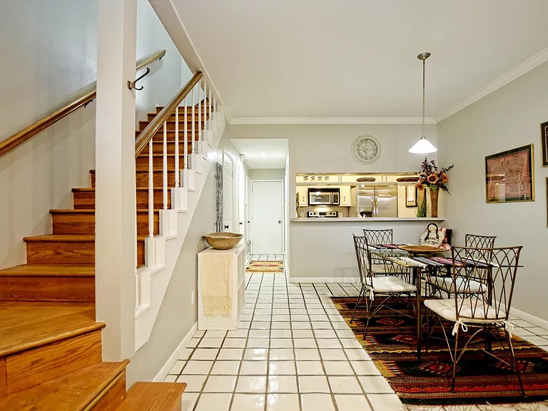 641 W 31st 1/2 St #3 — Photo 9
