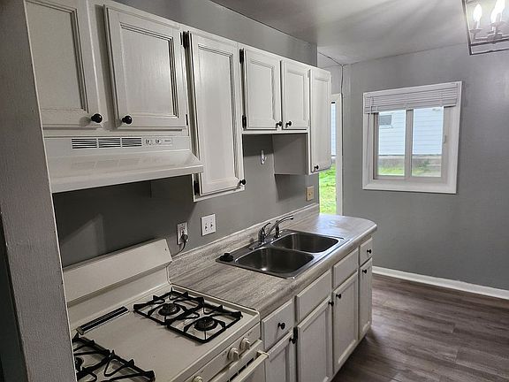 2nd image of 1910 Emerson Ave