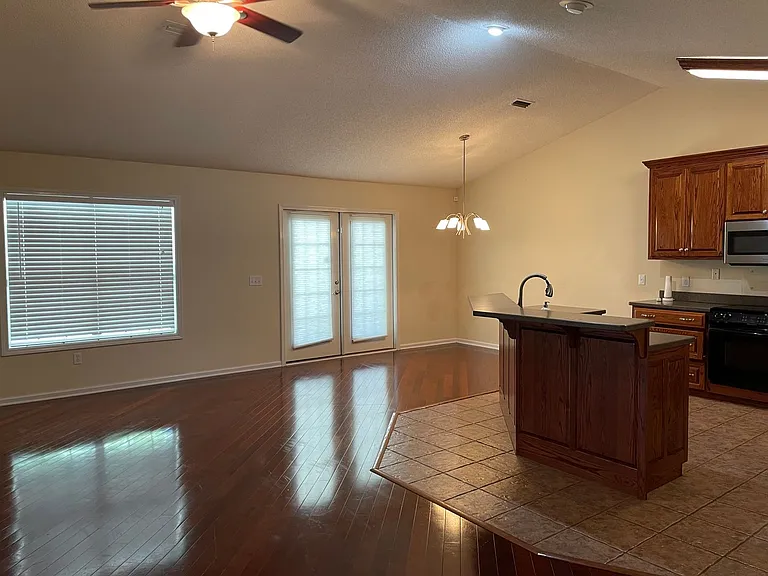 260 Windsor Garden Dr — Photo 3