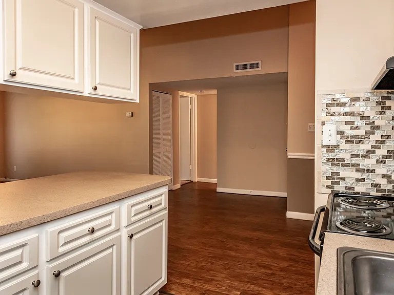 The Avenue Apartments — Photo 44