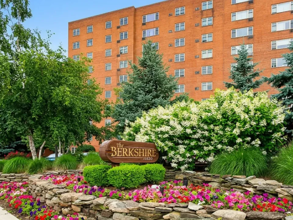 11820 Edgewater Dr #322