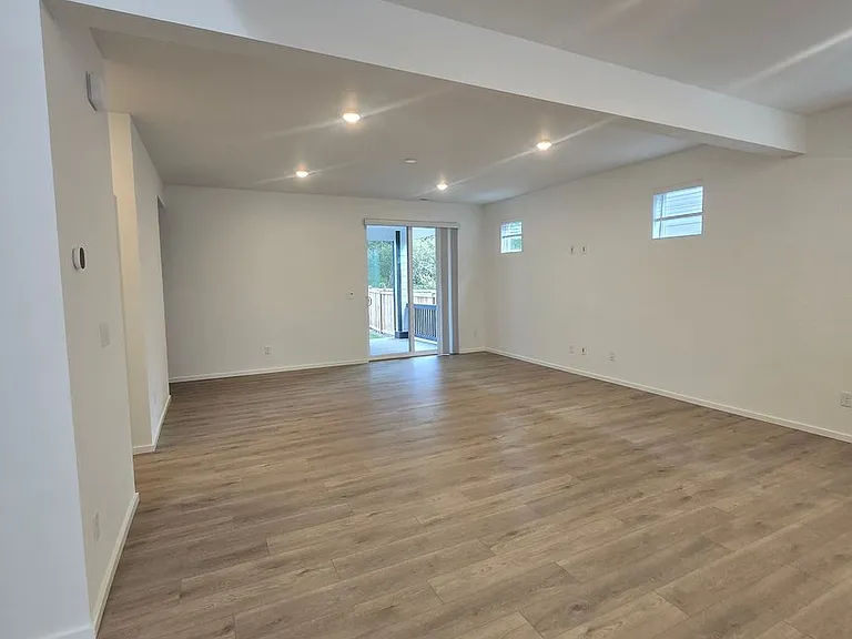 2700 Wonderland Way — Photo 3