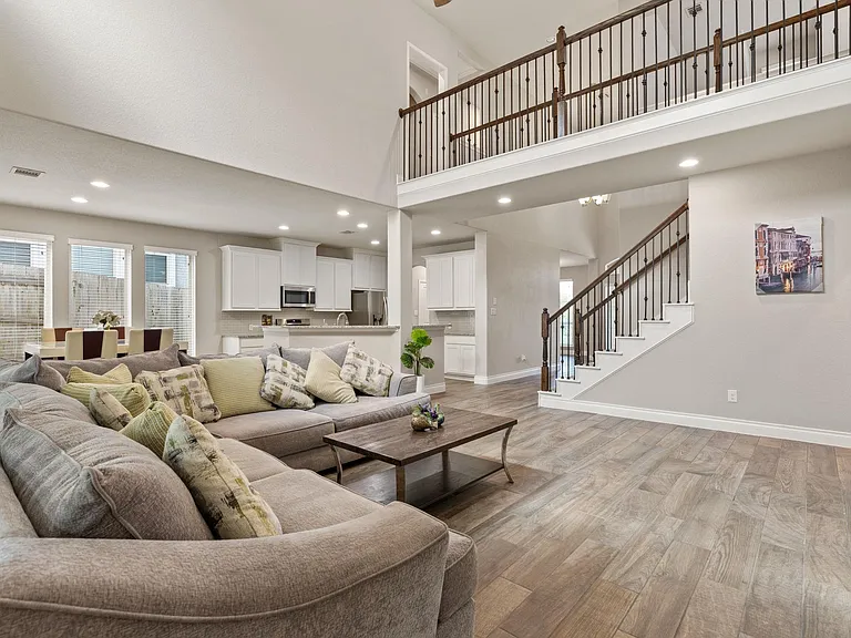 180 Santa Maria St — Photo 3