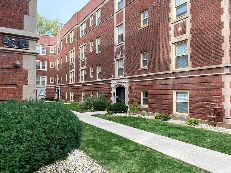 Necedah at 4740-4748 South Greenwood — Photo 7