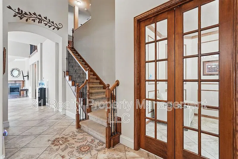 5 bed, 3.5 bath, 3398 sqft, $3,200 — Photo 2