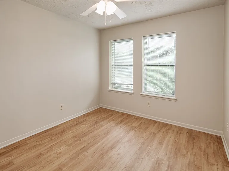 904 Holleman Dr — Photo 19