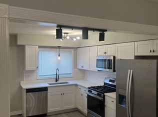 10429 Dearlove Rd APT 2, Glenview, IL 60025