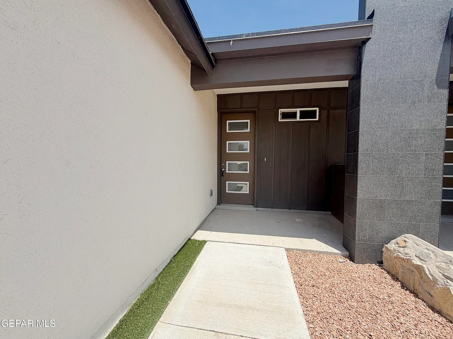 3 bed, 2.0 bath, 1080 sqft, $1,650 — Photo 2