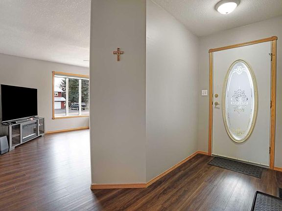 4th image of 406 B Pioneer Cres