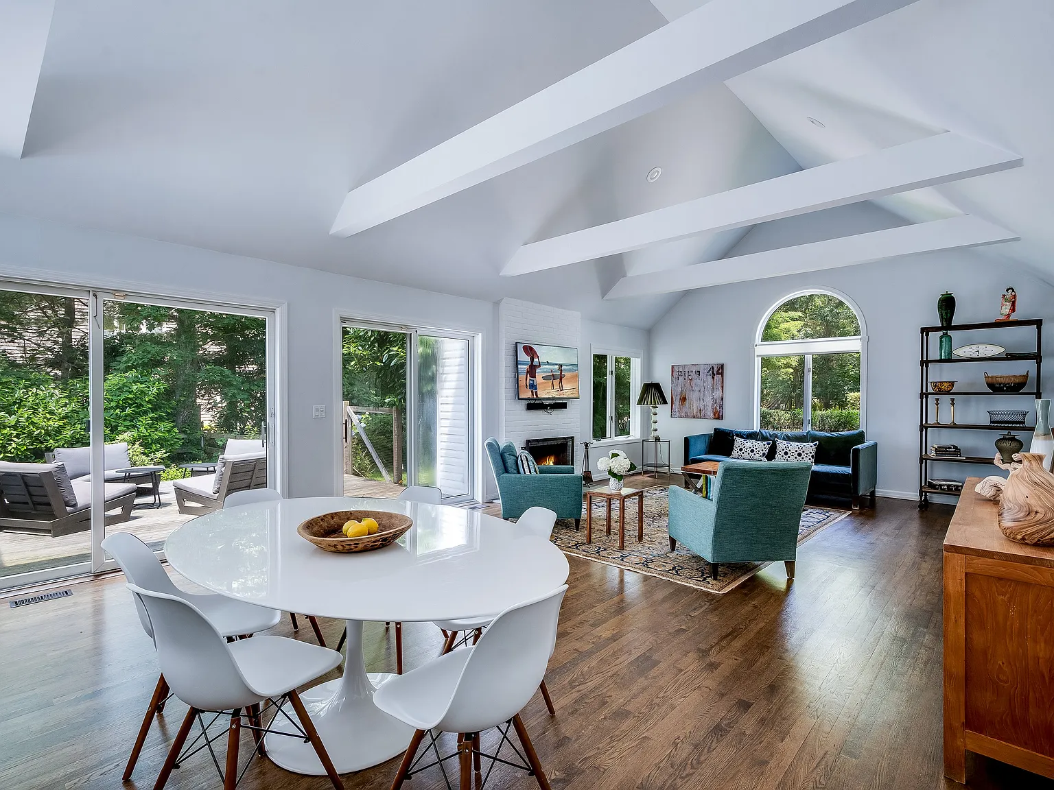 Chic Designer Bridehampton Home — Photo 2