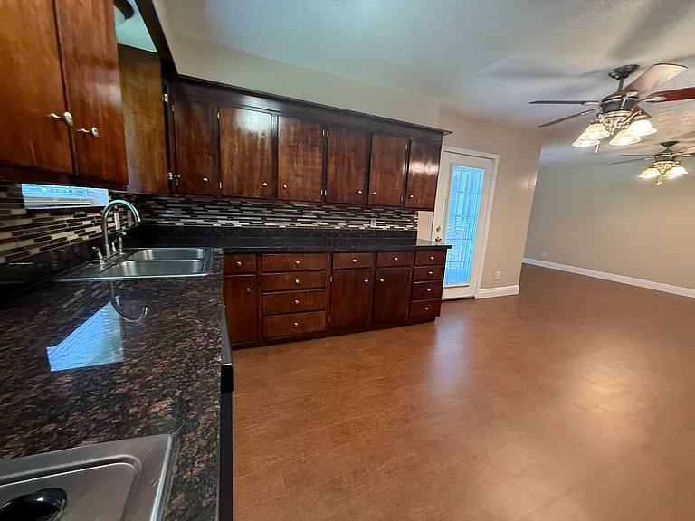1502 Parkside Dr — Photo 8