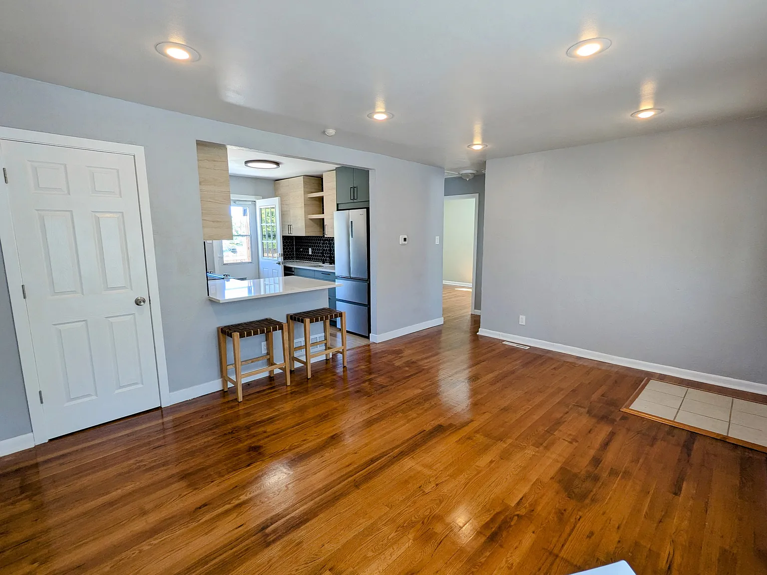 2 bed, 720 sqft, $2,400 — Photo 3