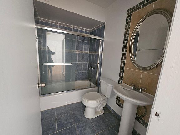 2nd image of 1600 W Greenleaf Ave APT 204