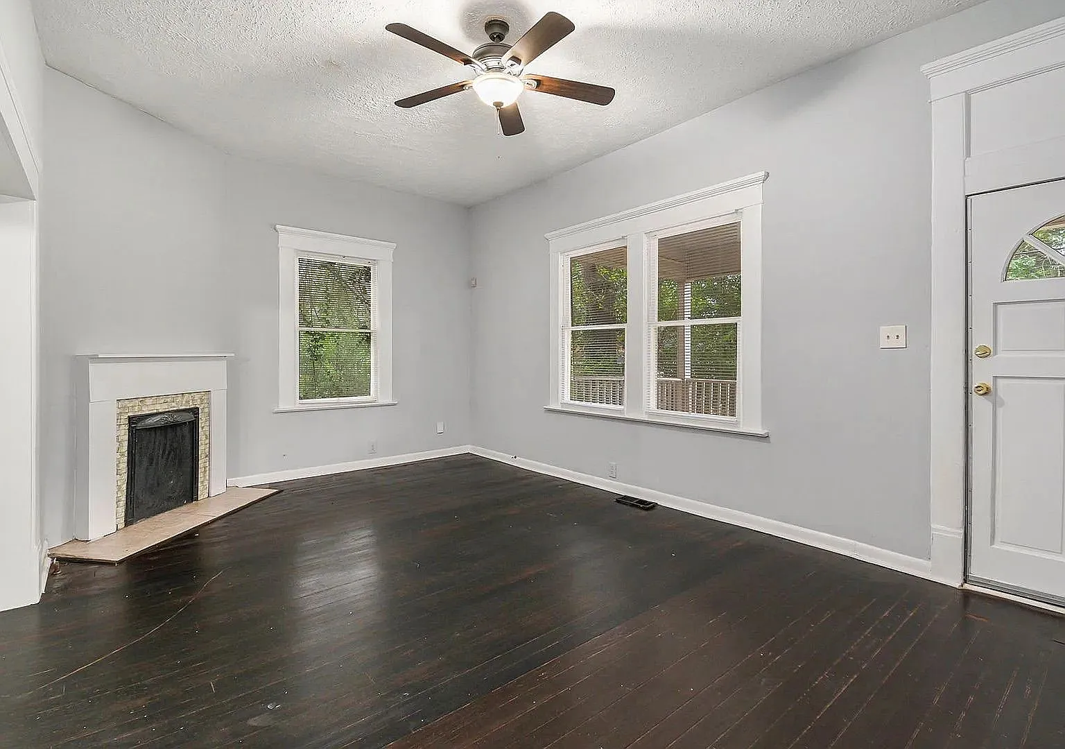 Spacious 3bd/2ba in Capitol View w/ Huge Fenced-In Backyard! — Photo 3